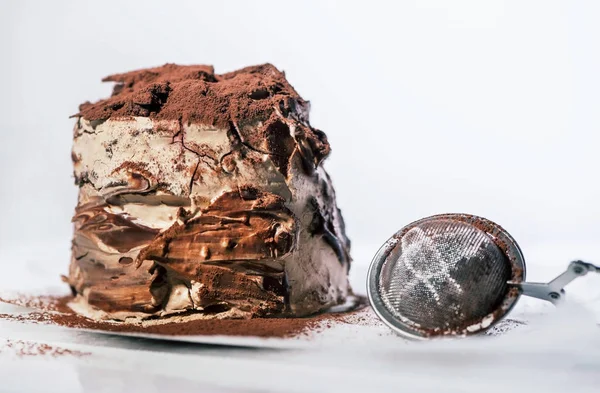 Delicioso Pastel Chocolate Con Polvo Cacao Espolvorea Sobre Fondo Blanco — Foto de Stock