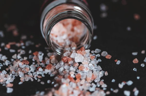 喜马拉雅盐粒在黑色背景 食品摄影 — 图库照片