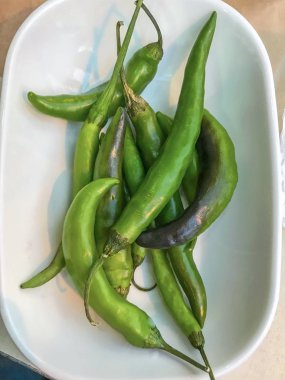 Bir tabakta yeşil biber, görüş noktasının üzerinde, yakın