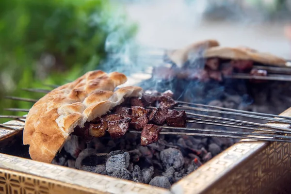 Bir parça ekmek, yemek fotoğrafçılığı ile bir bbq üzerinde karaciğer tarafından yapılan 'ciger' adlı Türk geleneksel yemek, yakın