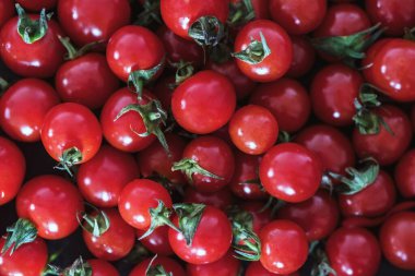 Masada vişneli domatesler, yakın çekim, geniş açı fotoğrafçılığı, makro fotoğraf.