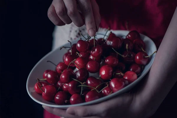 Una Joven Con Delantal Cocina Vintage Sosteniendo Cuenco Cereza Sobre — Foto de Stock