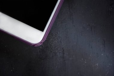 Siyah ahşap arka plandaki akıllı telefon, kapalı, izole.