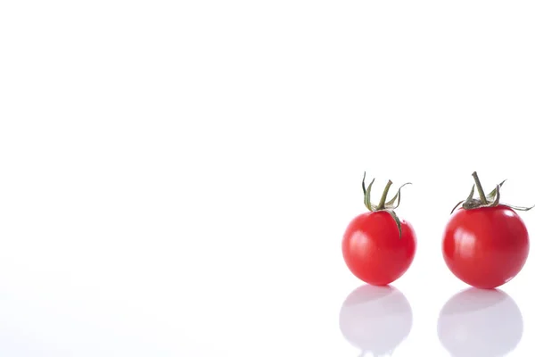 Dos Tomates Cherry Orgánicos Sobre Fondo Blanco Cerca Aislados — Foto de Stock