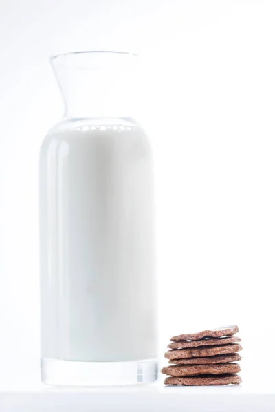 Una Bottiglia Piena Latte Con Biscotti Alla Cannella Sfondo Bianco — Foto Stock