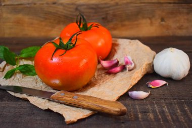 Ahşap Masa Fotoğrafçılığı Üzerine Domates