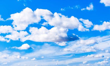 Bulutlar ve mavi gökyüzü arkaplanı