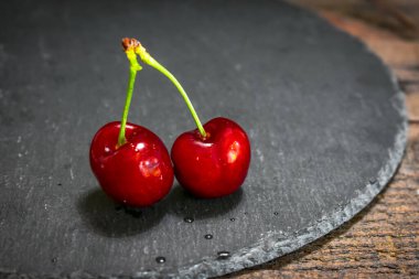 Ahşap zemin üzerinde taze kiraz meyvesi