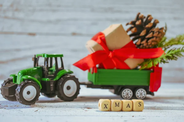 Pomul Crăciun Jucărie Tractor Imagine de stoc