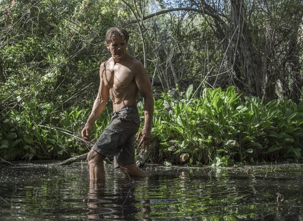 Muskulös Shirtless Äventyr Man Vandring Genom Lummiga Träsket Miljö — Stockfoto