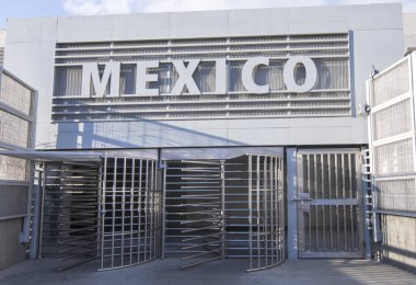 Meksika işareti ve yaya sınır kapısı üzerinden San Ysidro, Amerika Birleşik Devletleri Tijuana, Meksika için sabah erkenden yok insanlarla kapılarında döner turnike