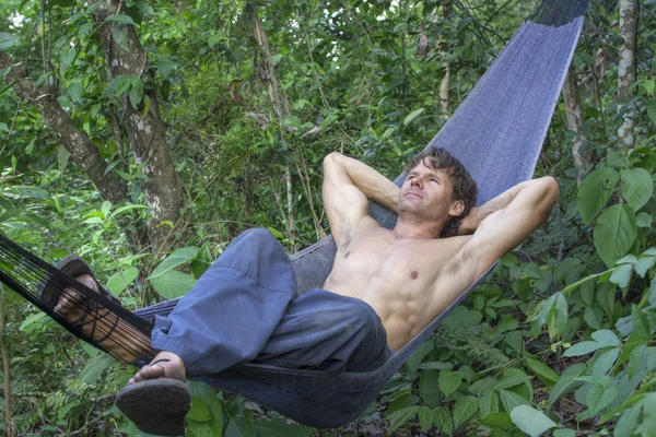 Hombre Aventura Muscular Sin Camisa Relajándose Hamaca Negra Colgada Selva —  Fotos de Stock