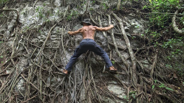 Schienale Muscoloso Avventura Senza Maglietta Uomo Arrampicata Albero Radici Sulla — Foto Stock