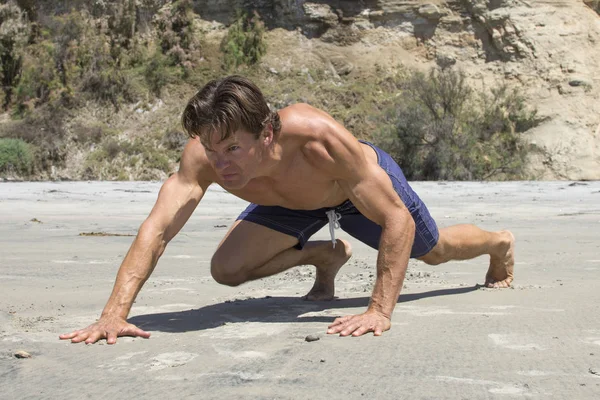 Muskulöser Kaukasischer Mann Beim Anstrengenden Krabbeltraining Sandstrand Unter Sonnigem Himmel — Stockfoto