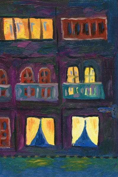 街の夜に建物の窓 居心地の良い暖かい光 — ストック写真