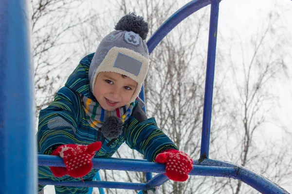 Чотирирічна Дитина Хлопчик Одягнений Зимовий Одяг Піднімається Сходах Дитячому Майданчику — стокове фото