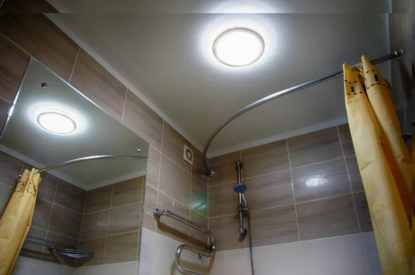 内部のバスルーム 柔らかい照明 天井のランプ ロイヤリティフリーのストック画像