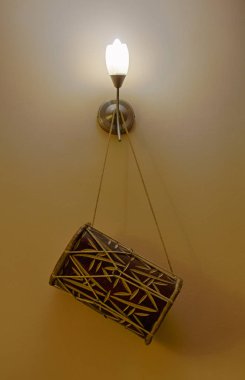 üzerinde asılı davulunun şık duvar üzerinde parlak lamba.