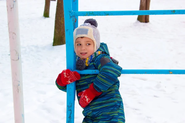 Ein Vierjähriges Kind Ein Junge Spielt Bunten Winterkleidern Auf Dem — Stockfoto