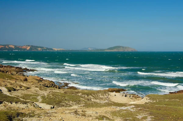 Sunny Seascape Wild Beach Big Surf Waves Cape Distance Asia — Stock Photo, Image