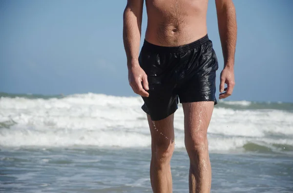 Hombre Traje Baño Sale Del Agua Orilla Cara Visible Fondo —  Fotos de Stock