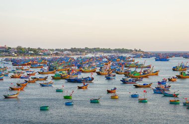 Balıkçı tekneleri balıkçı köyü, günbatımı zamanı, akşam renk yakınındaki ile bağlantı noktasına dağlardan görüntüleyin. Asya, köy MUI Ne, Phan Thiet, Vietnam, Şubat.