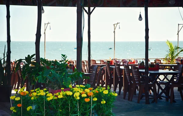 Mesas en un café bajo un dosel en la playa . —  Fotos de Stock