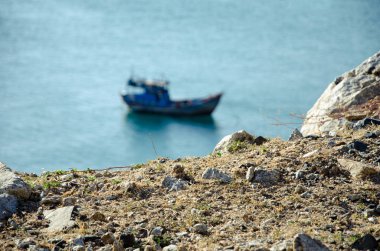 Denizin üzerinde bulanık Vietnamca balıkçı teknesi.