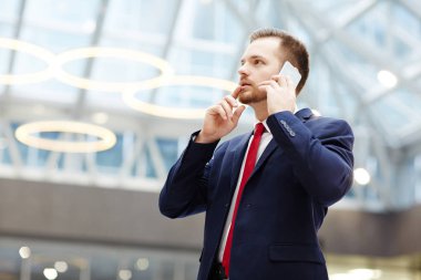 Genç işadamı ile ortak veya iş merkezi meslektaşım için konuşmak smartphone