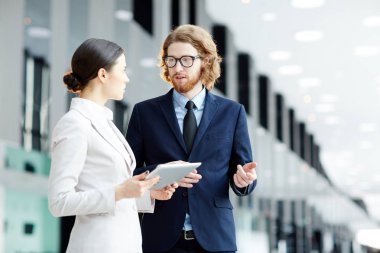 Önce hareket Havaalanı salonda toplantı sırasında onun meslektaşım istatistik verileri açıklayan genç emin broker