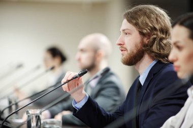 Rapor kitle siyasi konferans veya forum için yapım genç ciddi hoparlör