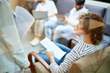 Koltukta oturan ve meslektaşları birinde office belgelerinde tartışılması sırasında arayan genç Yöneticisi