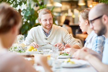 Gün ortasında yemek yerken genç kadına dinleme arkadaşlarından biri