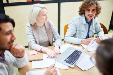 Grup tarafından masanın ve yeni eğilimleri veya açılış toplantısında fikirleri tartışmak genç tasarımcıların