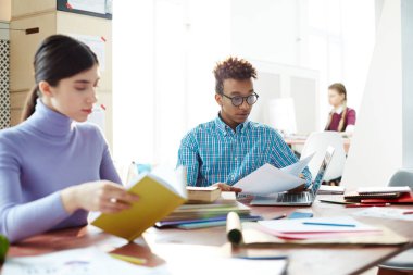 Kitap okuma ve üniversitede seminer için hazırlarken belgeler üzerinden seyir modern öğrenci grubu