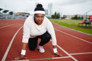 Ciddi ve kararlı sporcumuz ileri start çizgisinde maraton önce tarafından ayakta arıyorsunuz