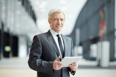 Kamera Havaalanı lounge önce hareket içindeki ağ süre bakarak touchpad ile olgun deneyimli uzman