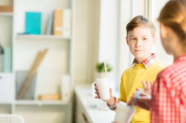 Bir şey açıklaman gereken dersler arasında onun sınıf arkadaşı içki bardak ile küçük okul çocuğu
