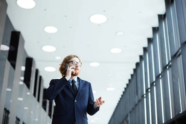 Mobile Business Agent Suit Speaking Client Smartphone Airport — Stock Photo, Image