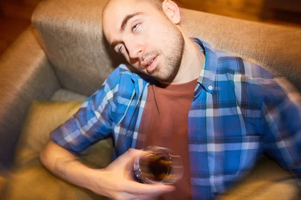 Homme Ivre Est Assis Sur Canapé Boit Alcool — Photo