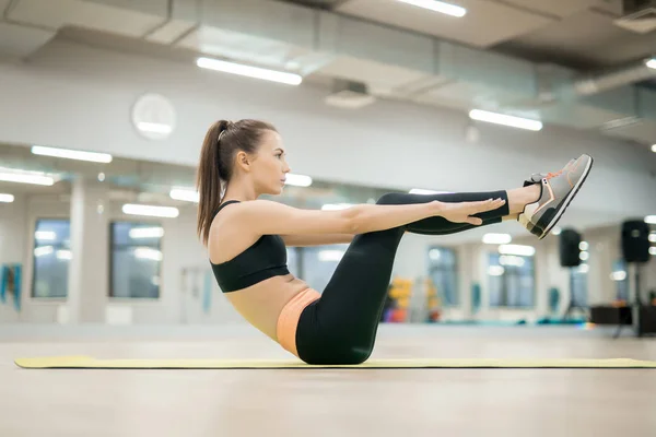 Slanke Jonge Vrouw Activewear Zittend Vloer Het Uitrekken Van Armen — Stockfoto