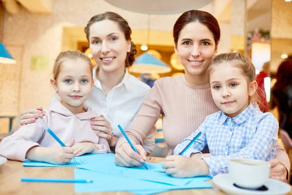 Hübsche Frauen Und Ihre Kleinen Töchter Zeichnen Mit Blauen Textmarker — Stockfoto