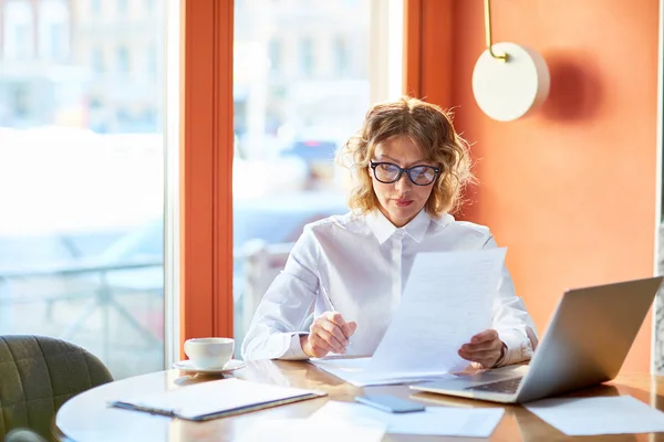 Geschäftsfrau Mittleren Alters Sitzt Tisch Café Liest Zeitungen Und Macht — Stockfoto