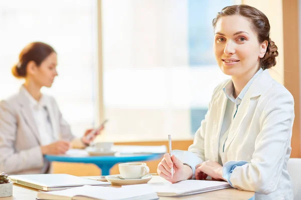 Young Employee Looking Camera While Planning Work Making Notes Background — Stock Photo, Image