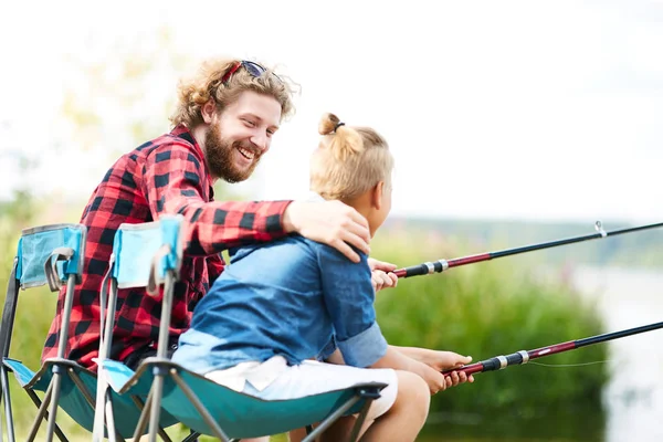 愉快的人拥抱他的小儿子 而在一起钓鱼湖在夏天假期 — 图库照片