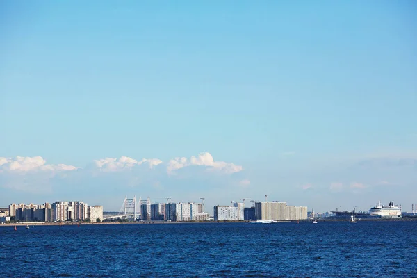 Blå Vågor Havet Och Ljusa Himlen Med Stadsbilden Horisonten Varm — Stockfoto