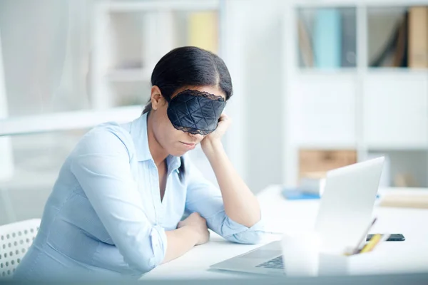 Zakenvrouw Masker Slapen Haar Werkplek — Stockfoto