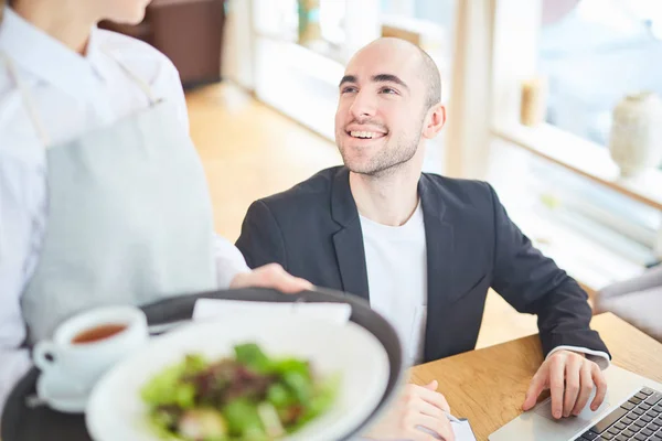 Hombre Sonriente Usando Portátil Restaurante — Foto de Stock