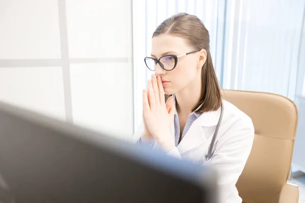 Médecin Anxieux Avec Stéthoscope Regardant Moniteur Ordinateur Tout Consultant Ses — Photo