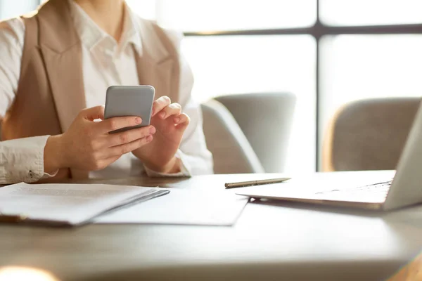 Händerna Affärskvinna Med Smartphone Messaging Eller Läsa Anmälan Arbete — Stockfoto